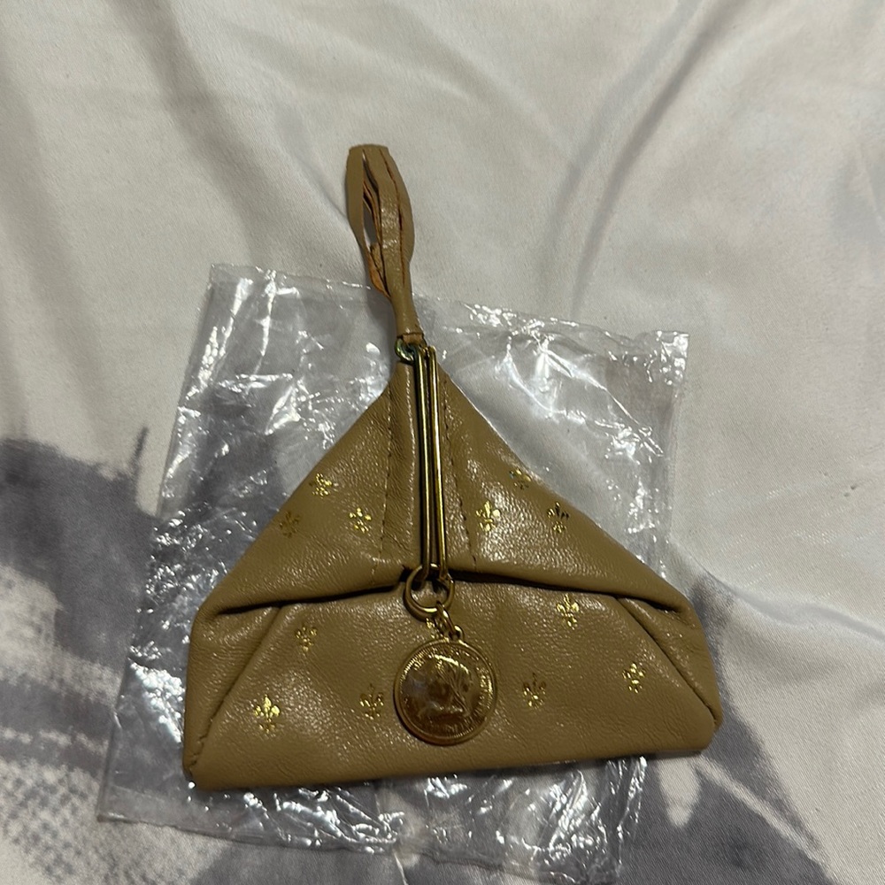 Triangular coin purse